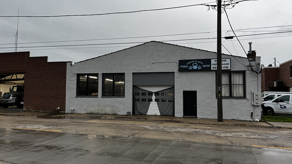 222 West Main Street Morrison, IL 61270 - Photo 3 of 21 a house with a outdoor space