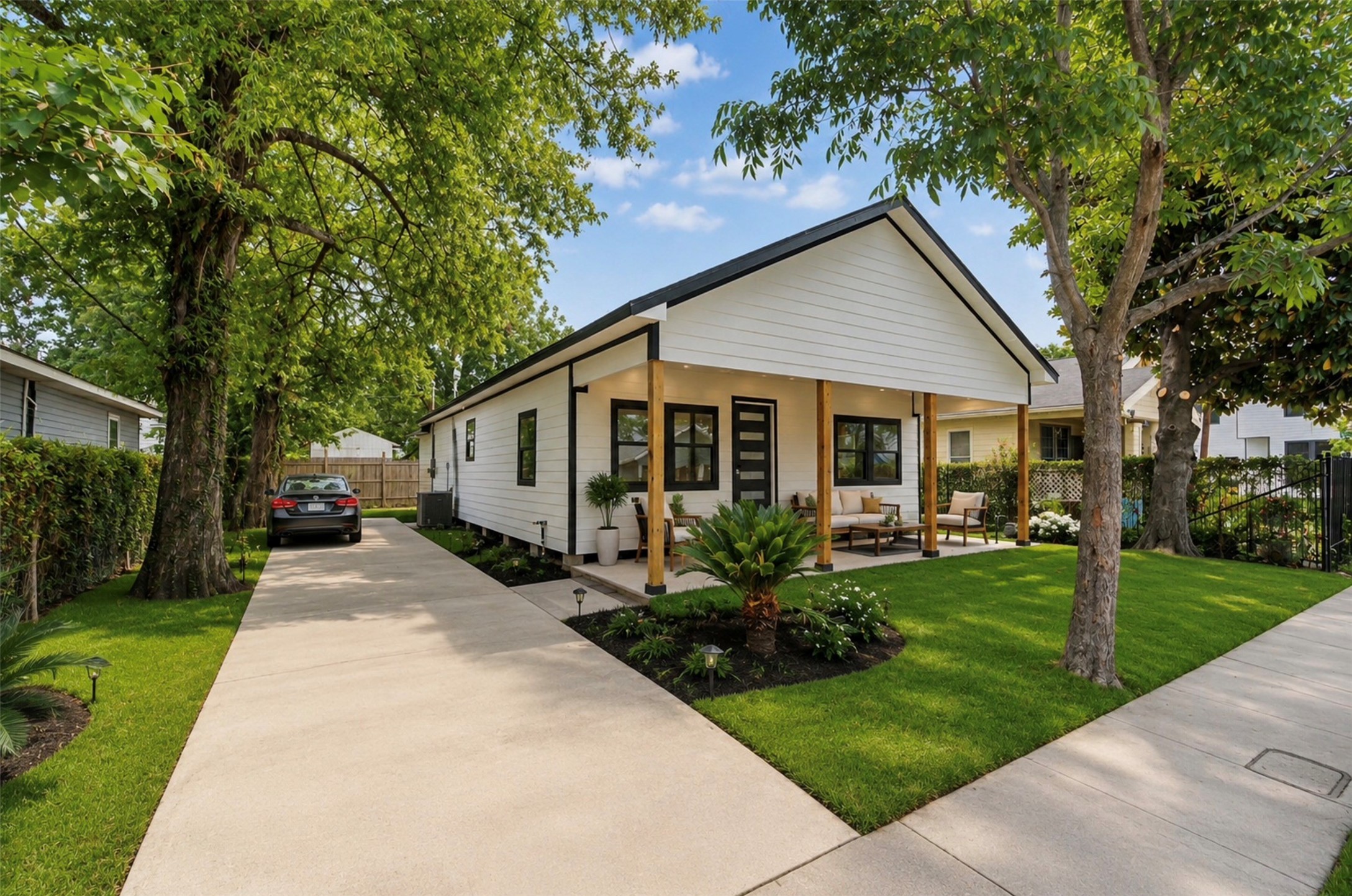 2338 Lidstone Street Houston, TX 77023 - Photo 4 of 17 (Photoshop) virtually staged Front view of the home