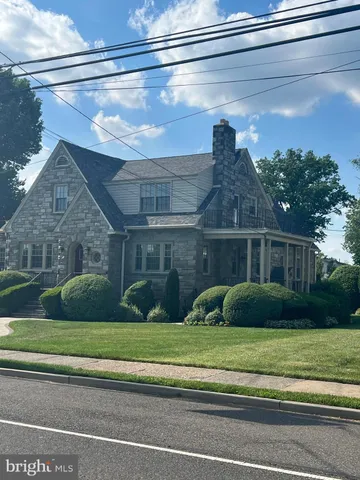 a view of a yard in front of a house