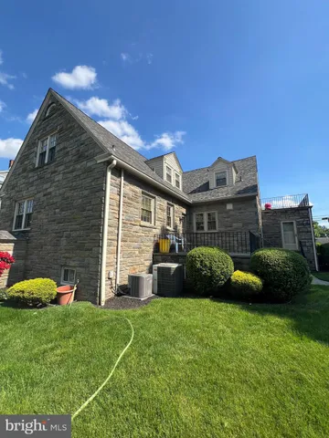 a view of a house with backyard