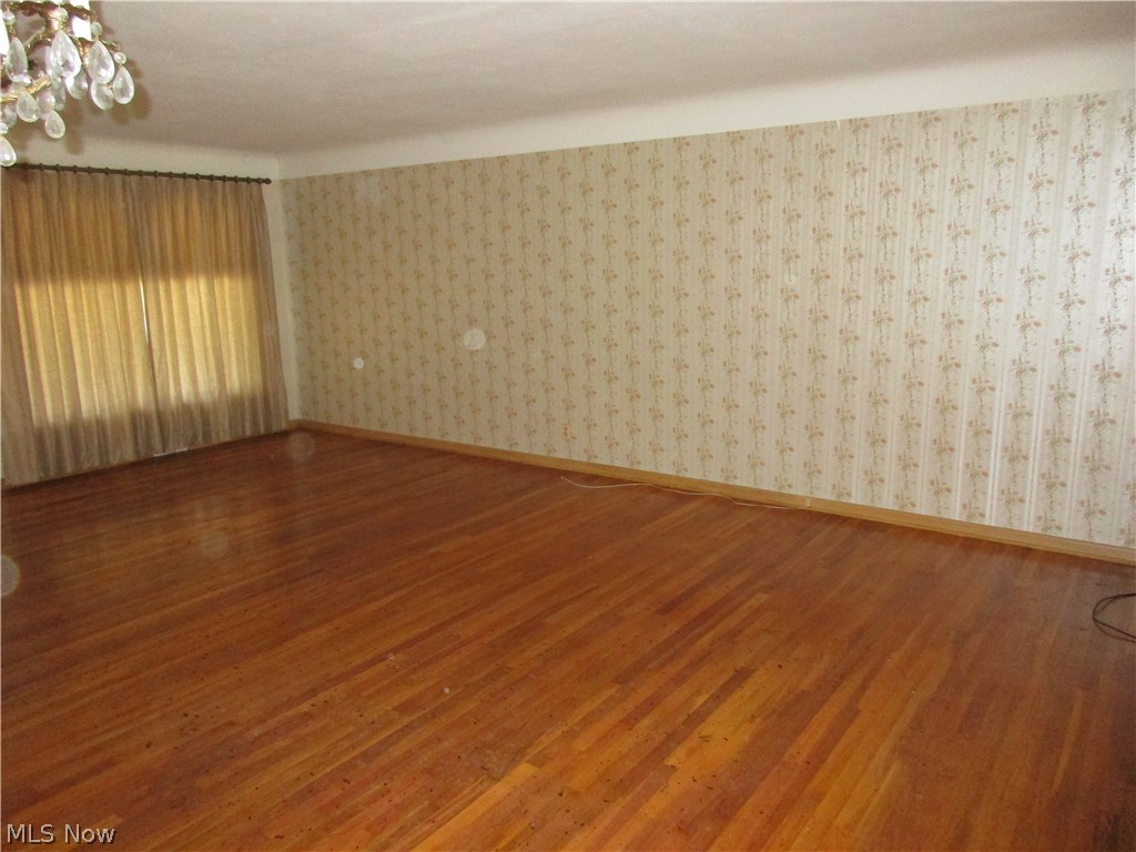 975 Hanley Road Cleveland, OH 44124 - Photo 2 of 21