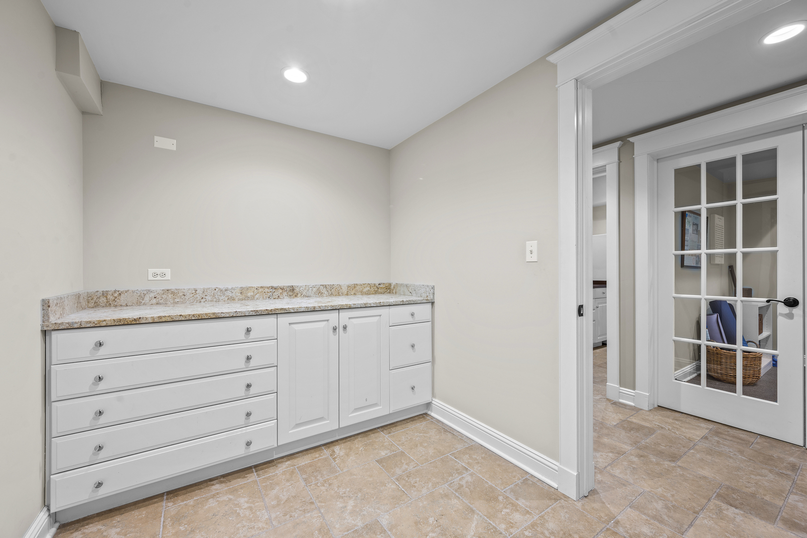 140 Birch Street Winnetka, IL 60093 - Photo 69 of 78 an empty room with closet