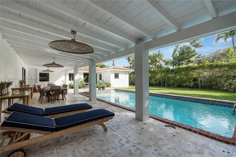 a outdoor space with the couches and dining table with the garden view