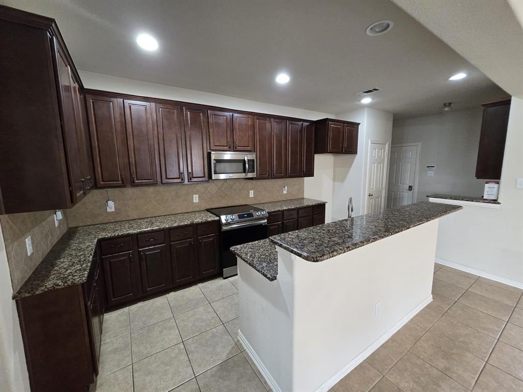 213 Willet Court Little Elm, TX 75068 - Photo 5 of 16 Gallery Image 5