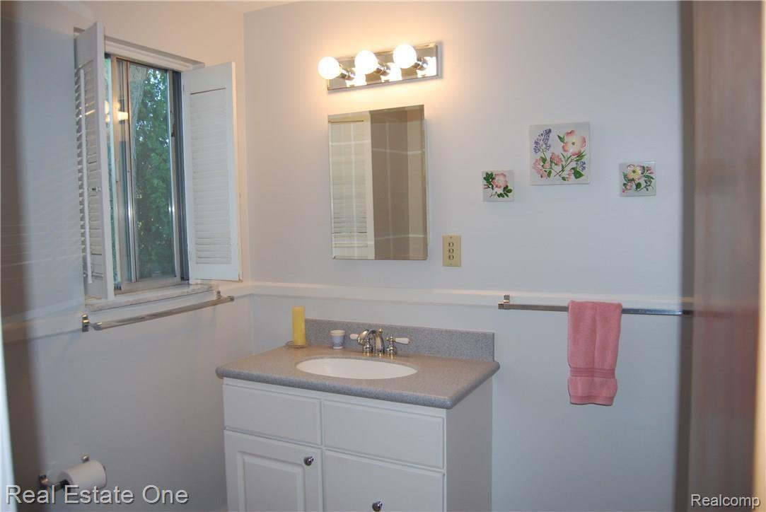 850 Wilwood Road Rochester, MI 48309 - Photo 13 of 19 Master Bathroom