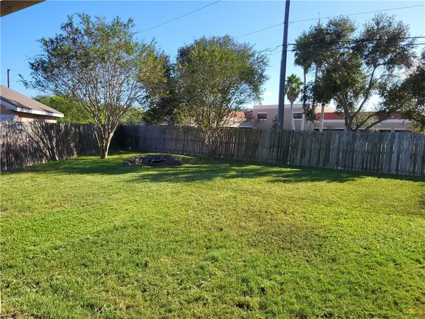 a view of a backyard