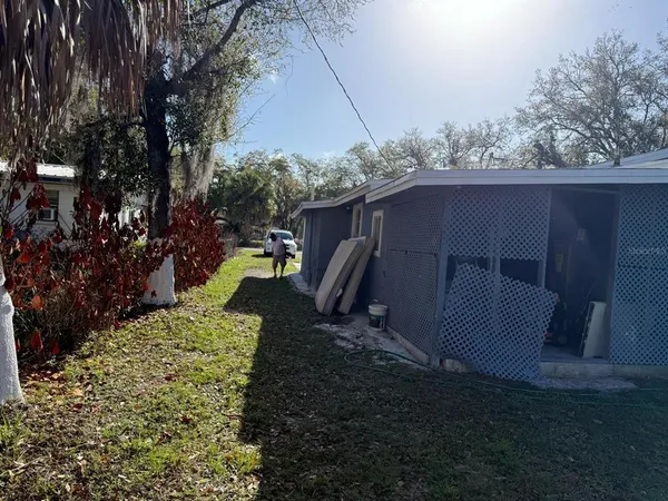 a view of a backyard