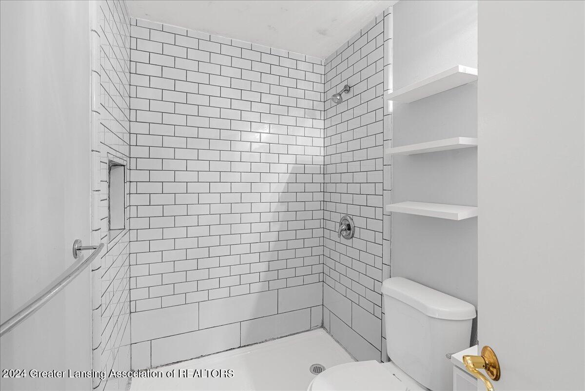 1403 Snyder Road East Lansing, MI 48823 - Photo 10 of 26 16-Media Jett - 14