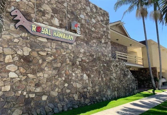 $2,395 | 220 12th Street, Unit 8, Huntington Beach, CA 92648