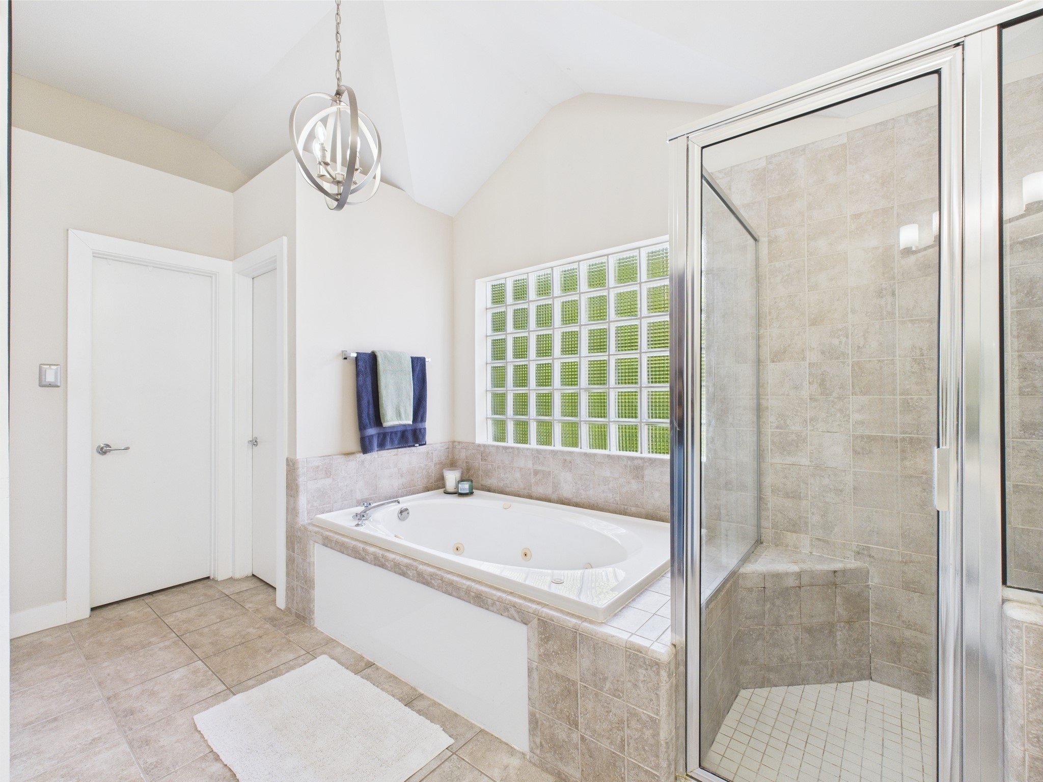 5810 Darling Street, Unit F Houston, TX 77007 - Photo 16 of 38 Primary bathroom