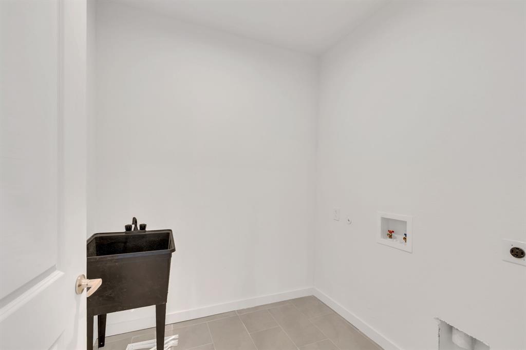 7305 Charbonneau Road Lake Worth, TX 76135 - Photo 24 of 40 a room with a window