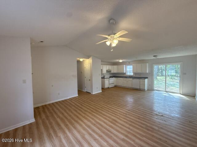 205 Commons Court New Bern, NC 28560 - Photo 4 of 15 Kitchen,Dining,Living room