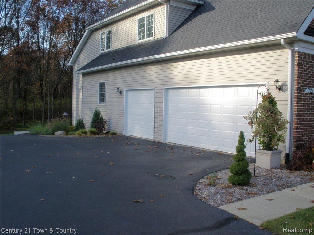 721 Timber Ridge Drive Highland, MI 48357 - Photo 3 of 25 Oversized 3 car garage