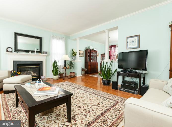 212 Seamaster Road Baltimore, MD 21221 - Photo 11 of 26 Living Room