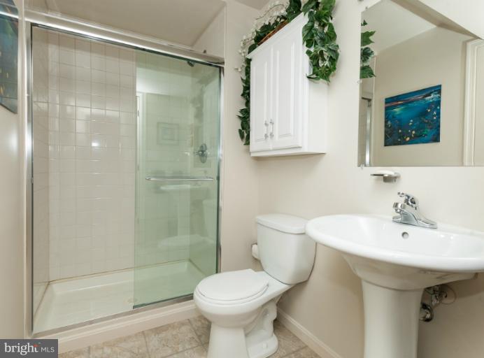 212 Seamaster Road Baltimore, MD 21221 - Photo 4 of 26 Bath