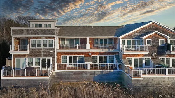 $599,000 | 68 Foster Avenue, Unit 4, Hampton Bays, NY 11946