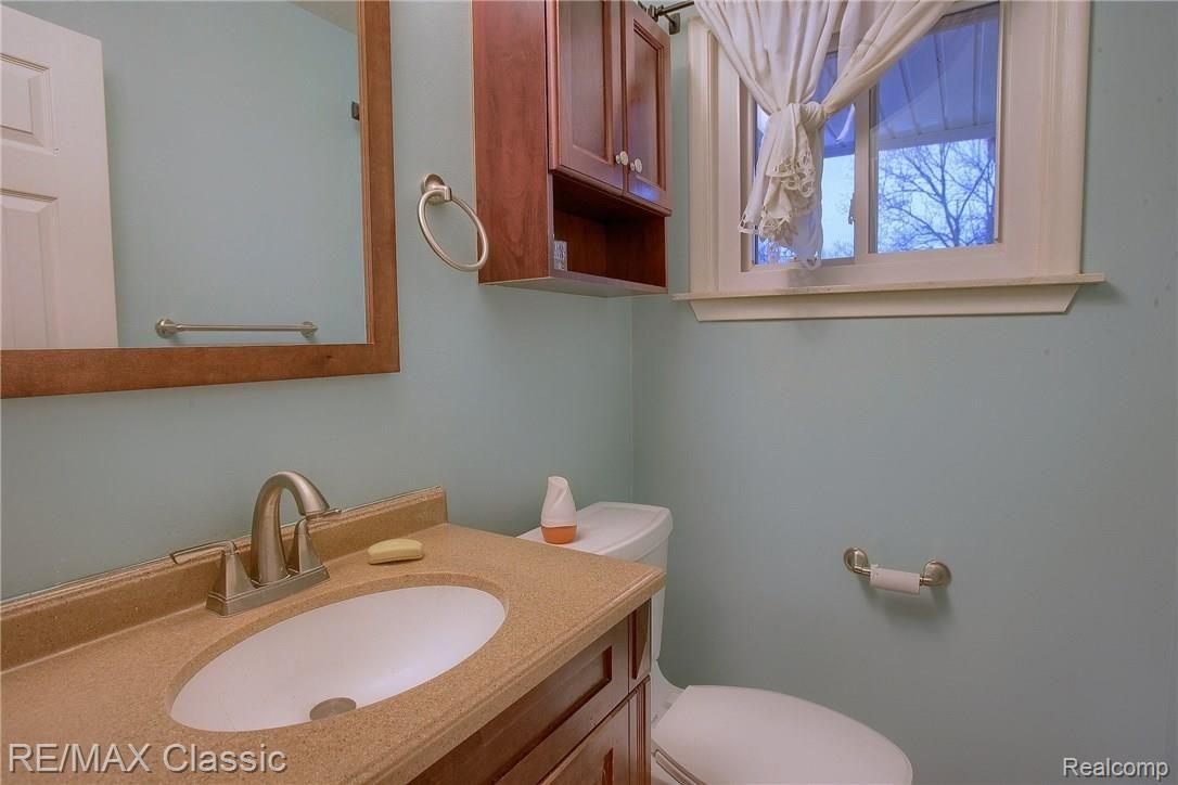 905 North Reading Road Bloomfield Hills, MI 48304 - Photo 16 of 24 Half_Bath.jpg