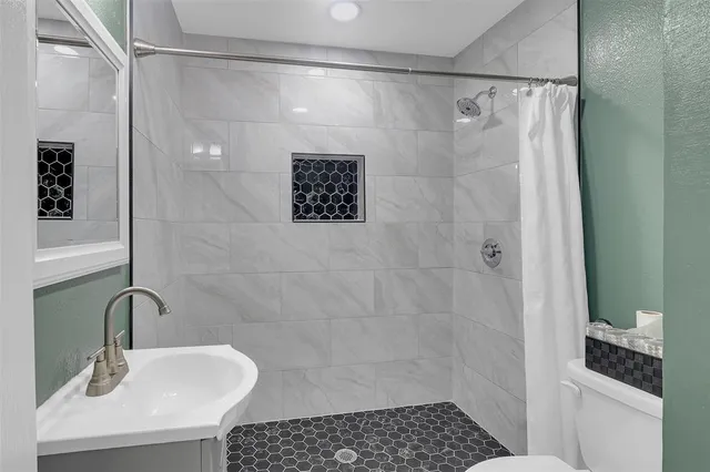 $2,300 | 611 West College Street, Jacksboro, TX 76458