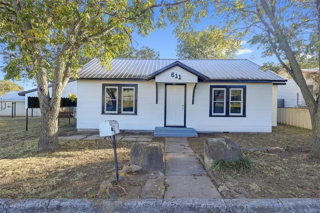 $2,300 | 611 West College Street, Jacksboro, TX 76458