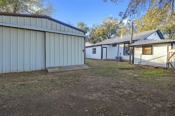 a view of a house with a backyard