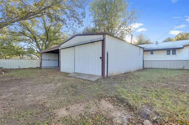 $2,300 | 611 West College Street, Jacksboro, TX 76458