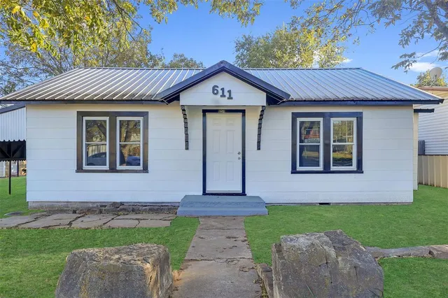 $2,300 | 611 West College Street, Jacksboro, TX 76458