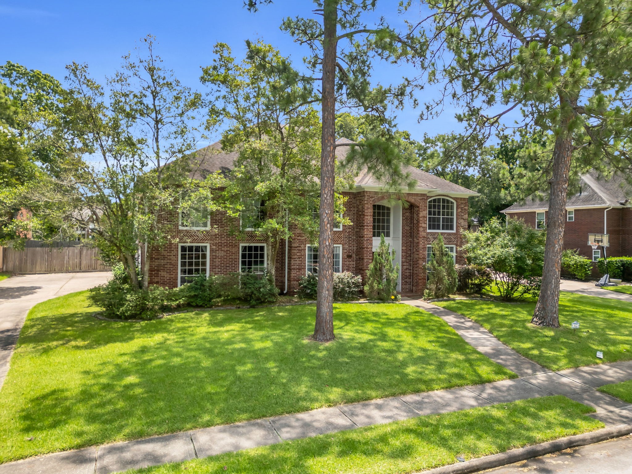 1022 Pinewood Lane Seabrook, TX 77586 - Photo 3 of 47 a front view of a house with garden