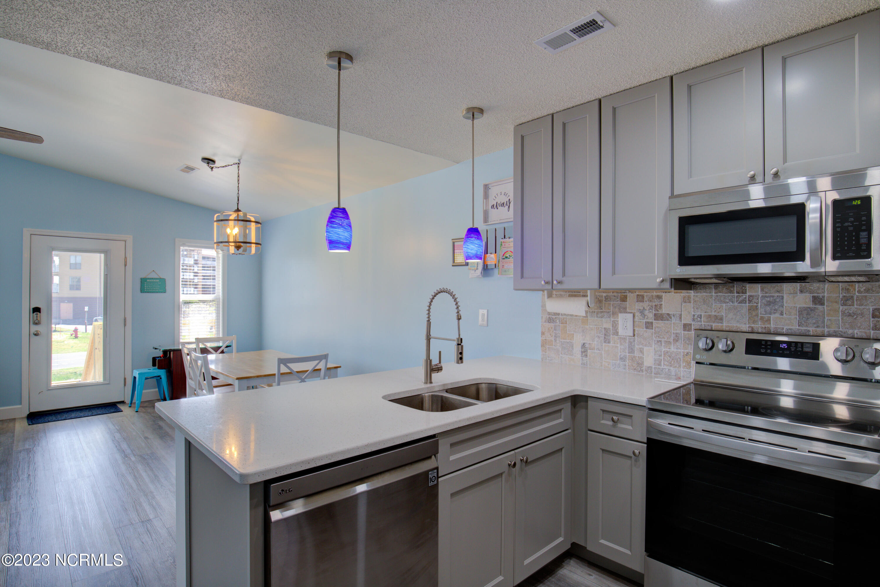1883 New River Inlet Road North Topsail Beach, NC 28460 - Photo 9 of 28 1883 NRIR - interiors_23