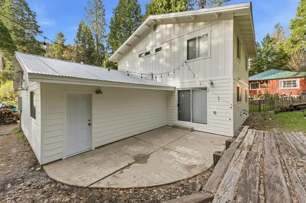 a view of a house with a backyard