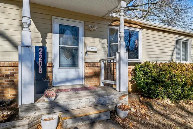 $219,950 | 2208 Northeast 56th Terrace, Gladstone, MO 64118