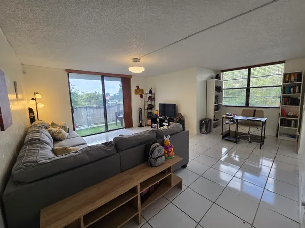 $185,000 | 6190 Woodlands Boulevard, Unit 311, Tamarac, FL 33319