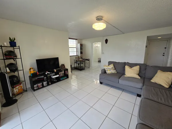 $185,000 | 6190 Woodlands Boulevard, Unit 311, Tamarac, FL 33319