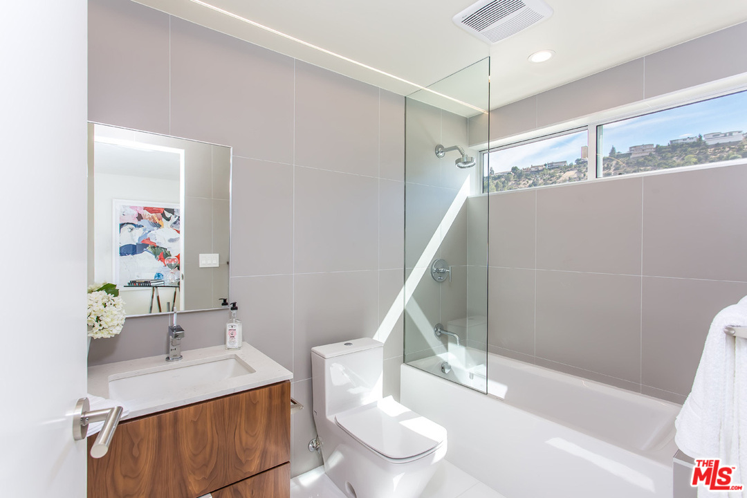 7524 Devista Drive Los Angeles, CA 90046 - Photo 15 of 54 a bathroom with a sink a toilet and a bathtub