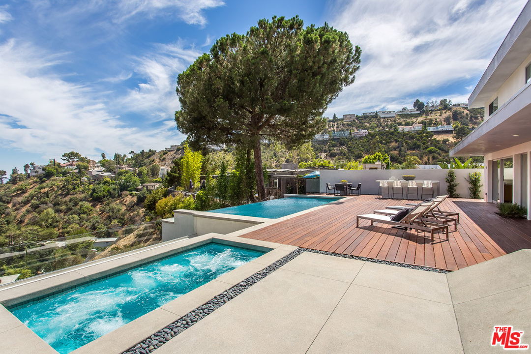 7524 Devista Drive Los Angeles, CA 90046 - Photo 19 of 54 a view of a backyard and a patio
