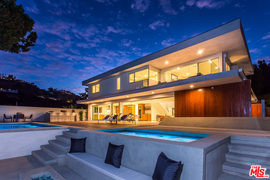 7524 Devista Drive Los Angeles, CA 90046 - Photo 53 of 54 a view of an chairs and table in the patio