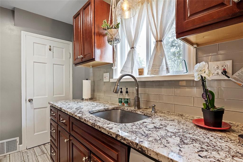 335 Vanadium Road Pittsburgh, PA 15243 - Photo 10 of 25 Gallery Image 10