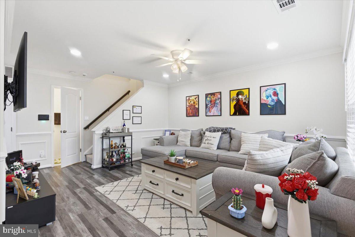 1008 Spring Valley Court Fort Washington, MD 20744 - Photo 6 of 26 Inviting living space with vibrant art.