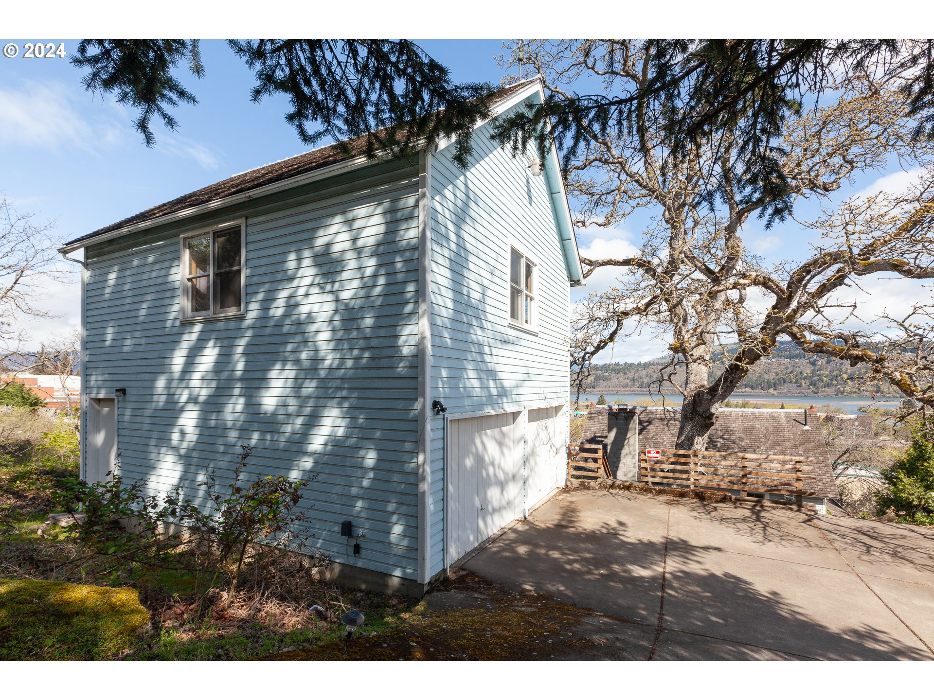 1 State Street Hood River, OR 97031 - Photo 12 of 47 a view of a back yard of the house