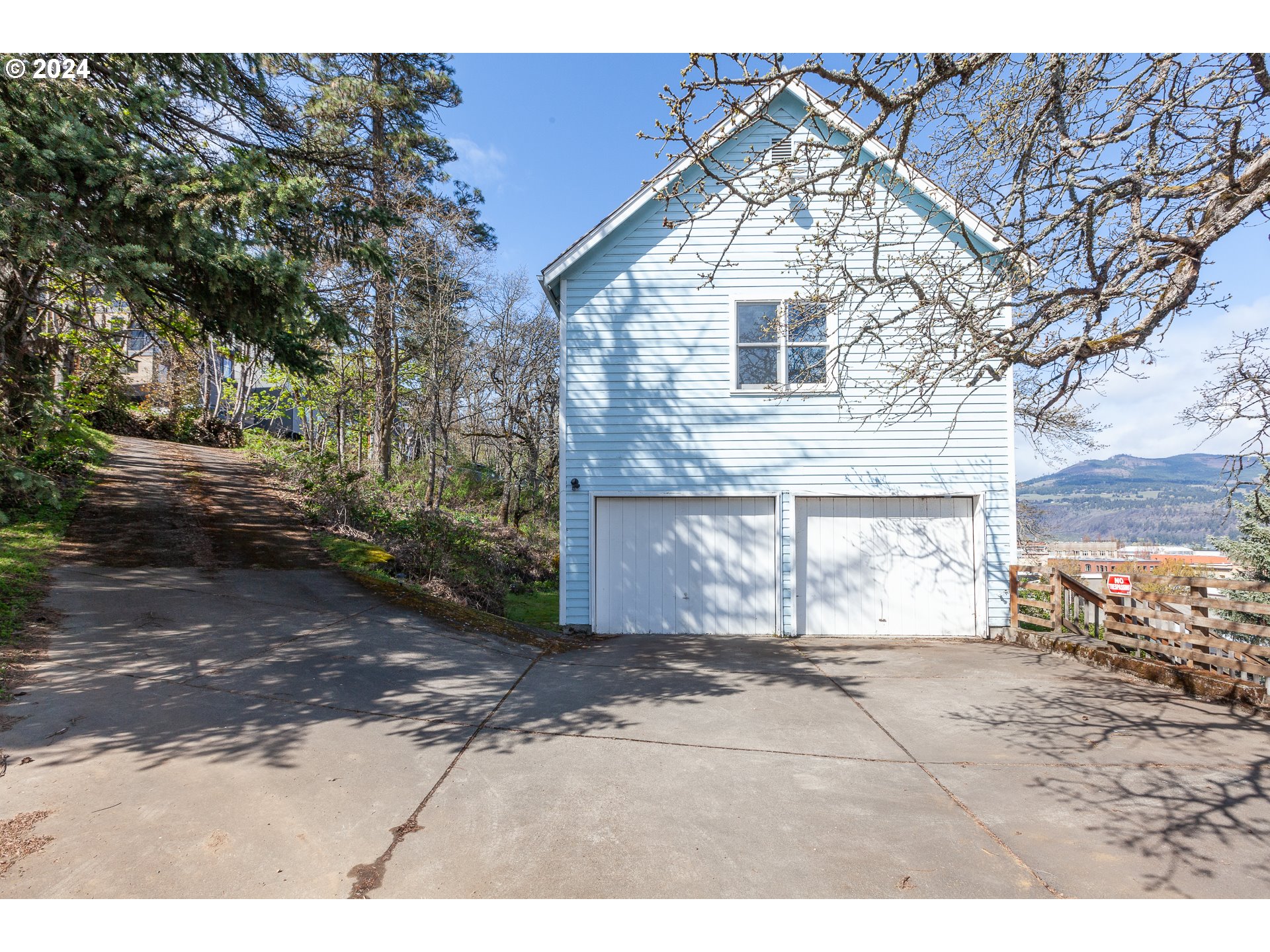 1 State Street Hood River, OR 97031 - Photo 13 of 47 a front view of a house with a yard