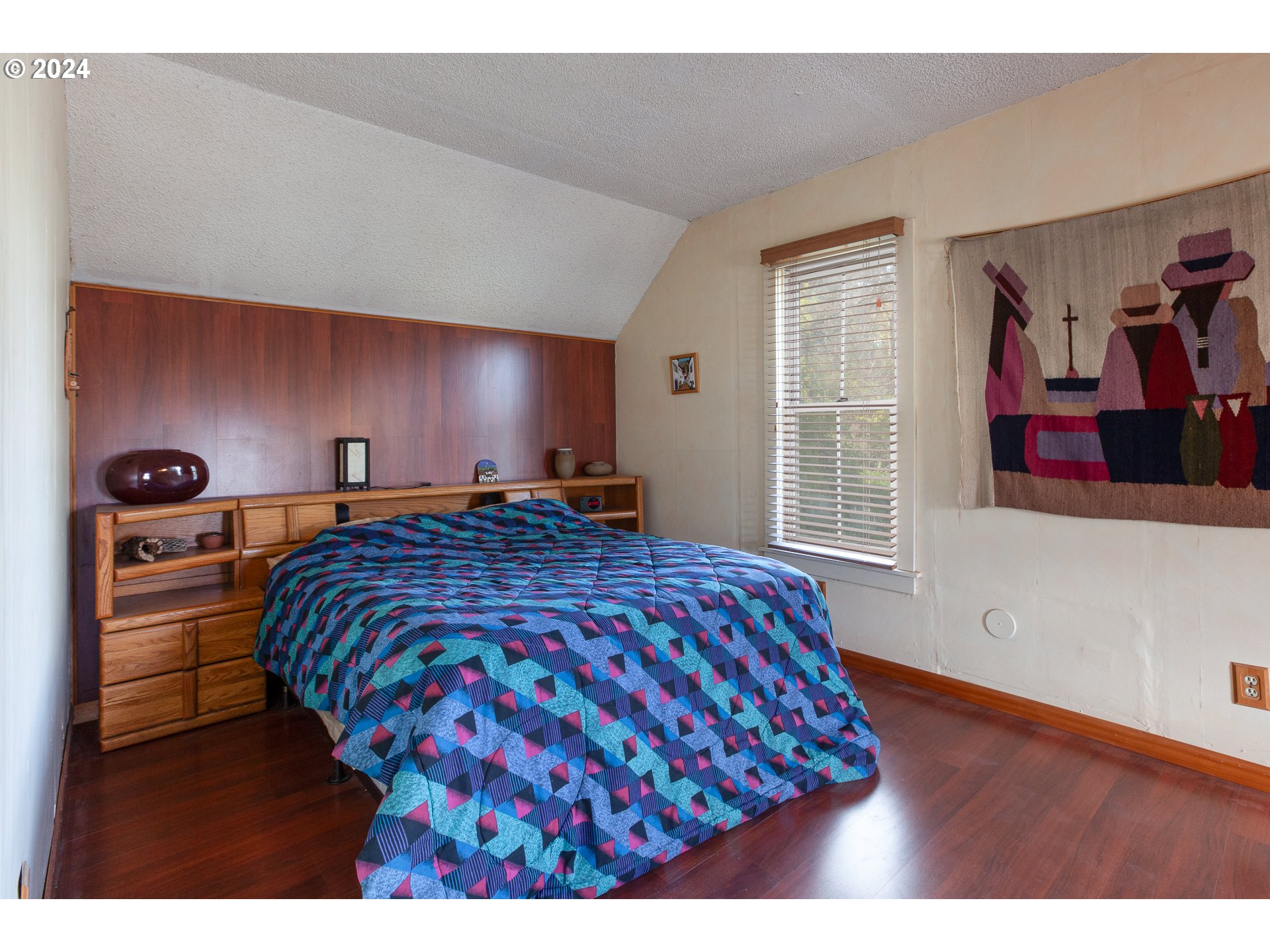 1 State Street Hood River, OR 97031 - Photo 25 of 47 a bedroom with a bed and a window
