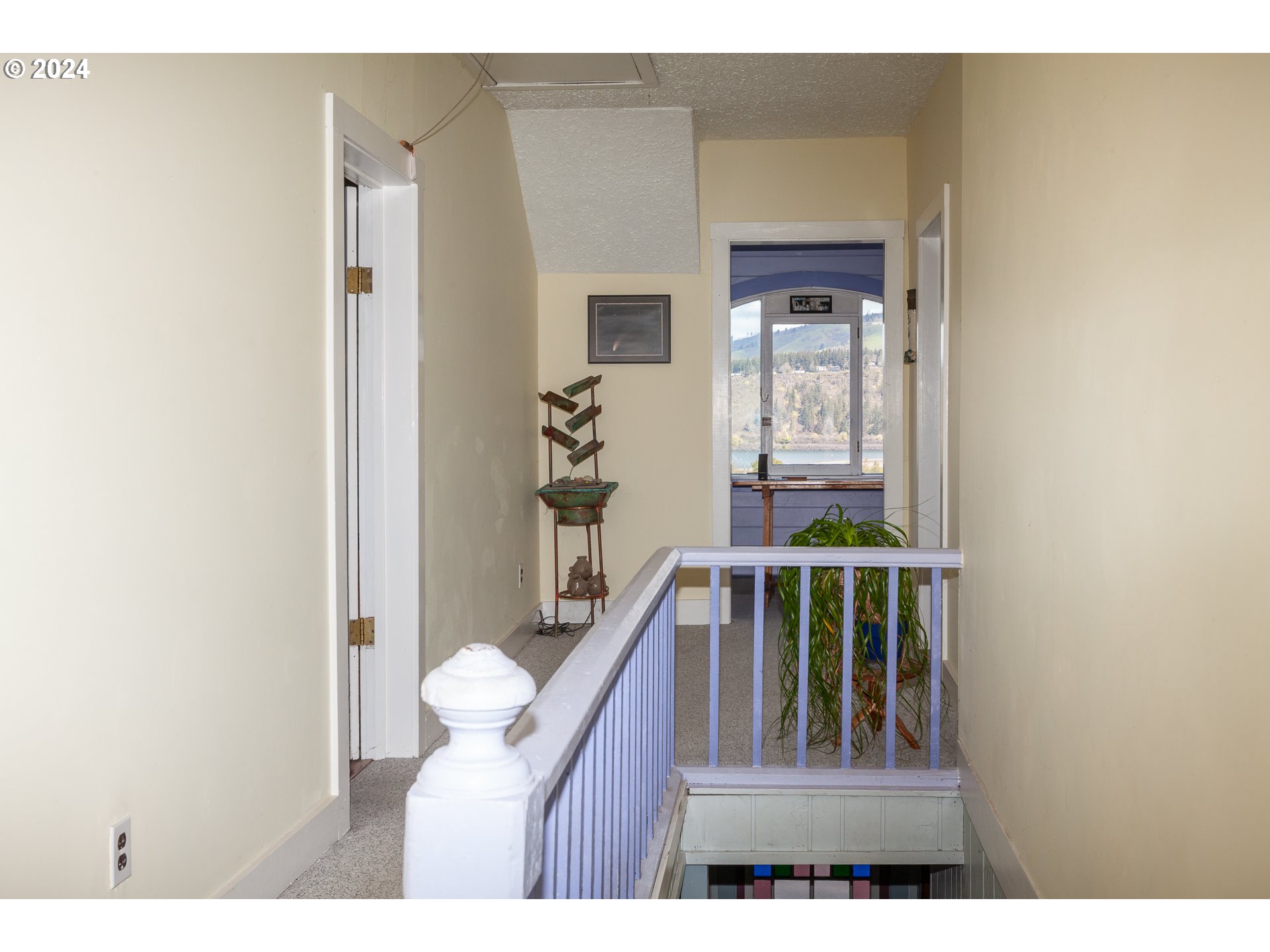 1 State Street Hood River, OR 97031 - Photo 26 of 47 a view of entryway with wooden floor