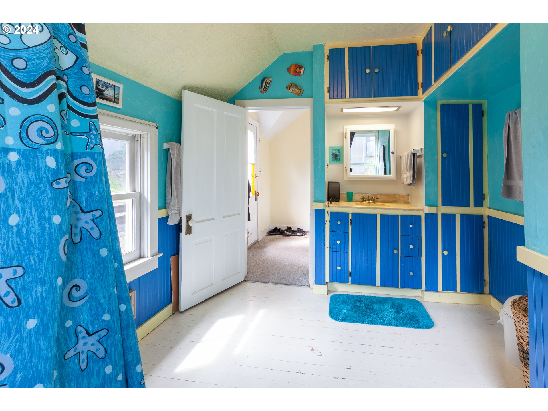 1 State Street Hood River, OR 97031 - Photo 28 of 47 a view of kitchen with furniture and wooden floor
