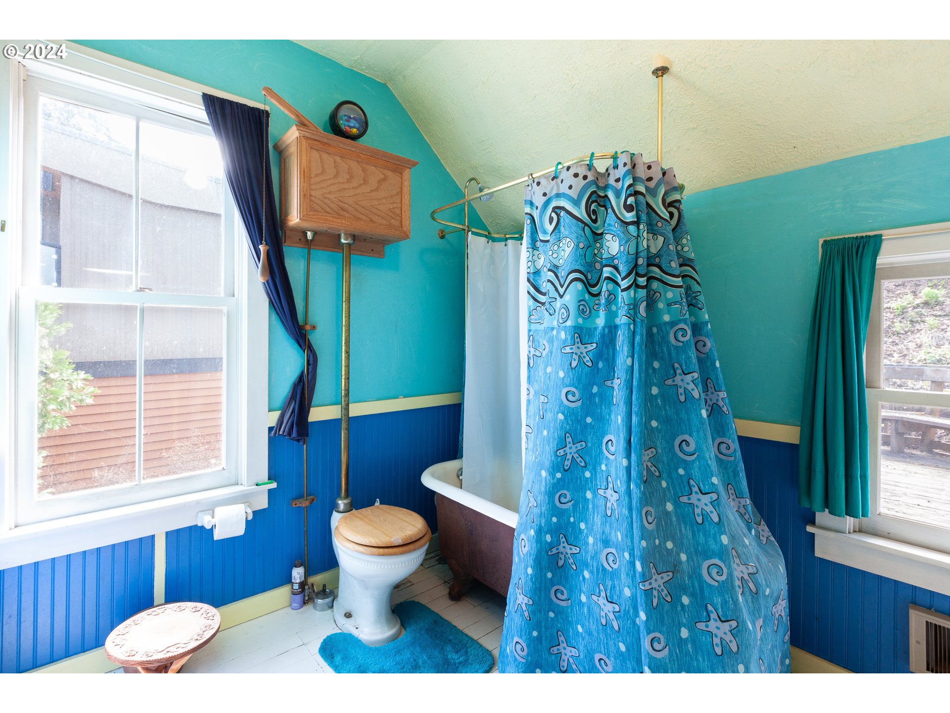 1 State Street Hood River, OR 97031 - Photo 29 of 47 a bathroom with a toilet and a sink