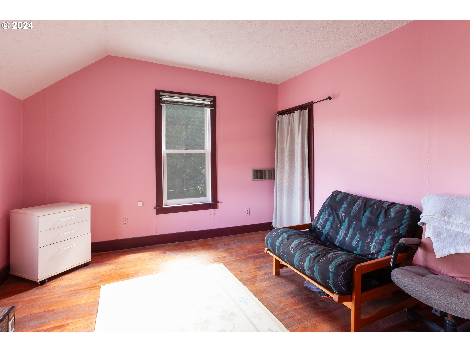1 State Street Hood River, OR 97031 - Photo 32 of 47 a living room with furniture rug and wooden floor