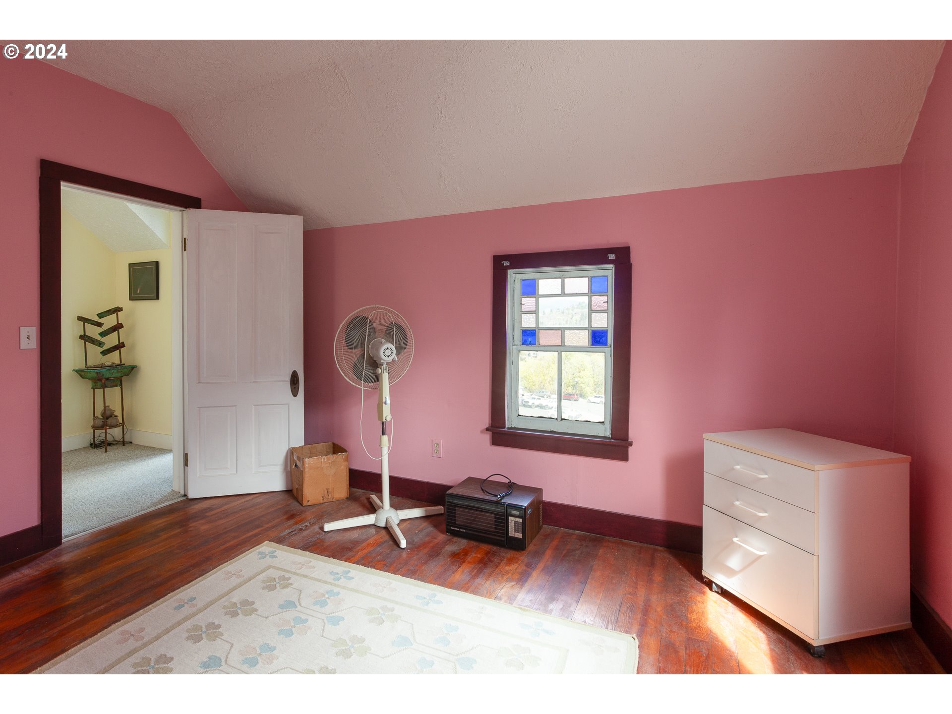 1 State Street Hood River, OR 97031 - Photo 33 of 47 a room with furniture and wooden floor