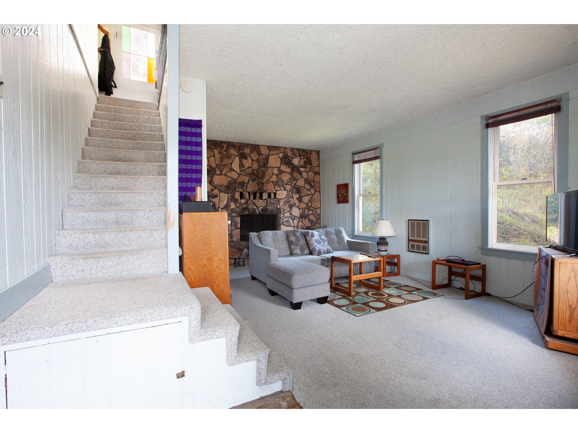 1 State Street Hood River, OR 97031 - Photo 34 of 47 a living room with furniture and a window