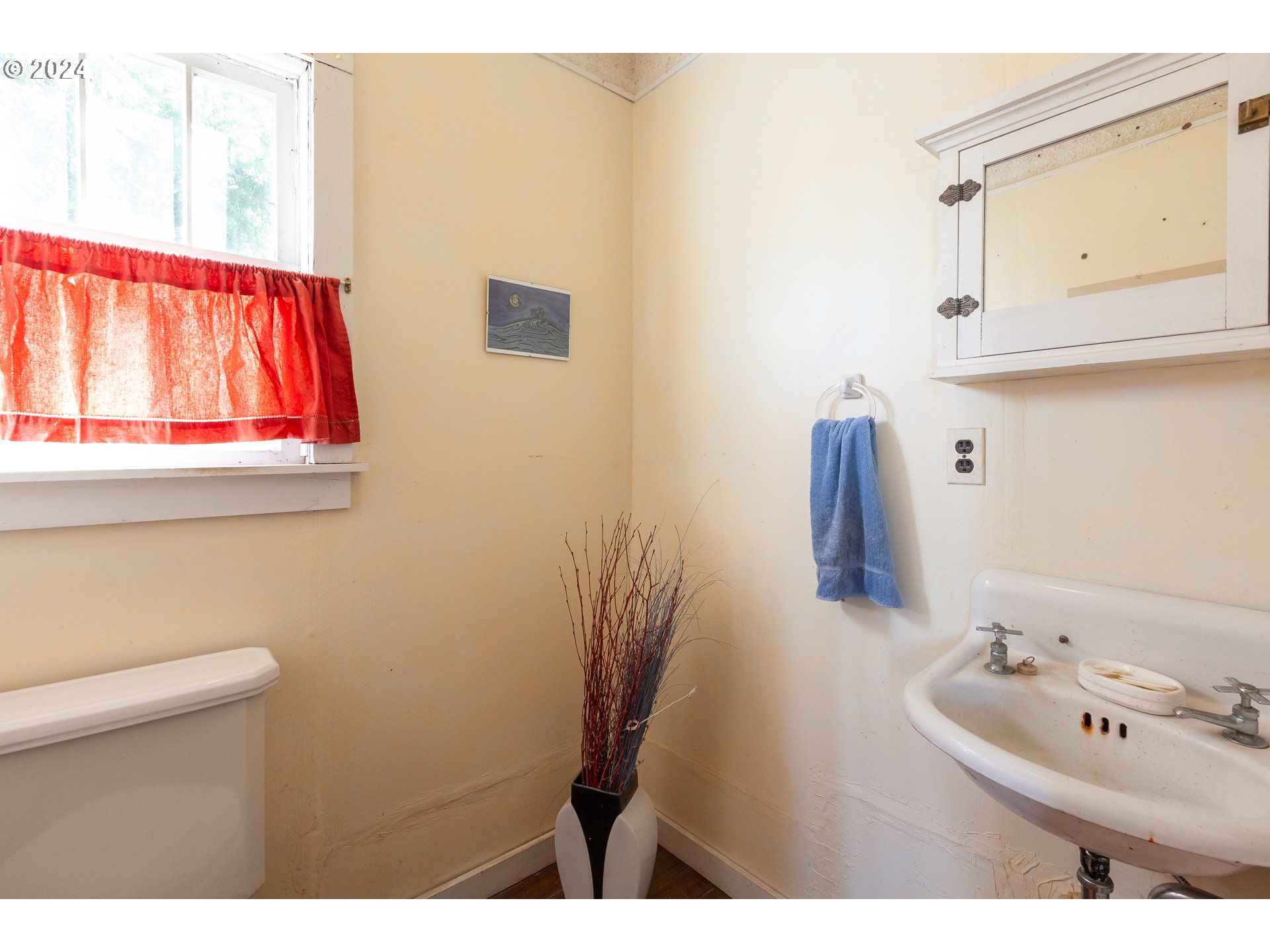 1 State Street Hood River, OR 97031 - Photo 38 of 47 a bathroom with a sink and a mirror