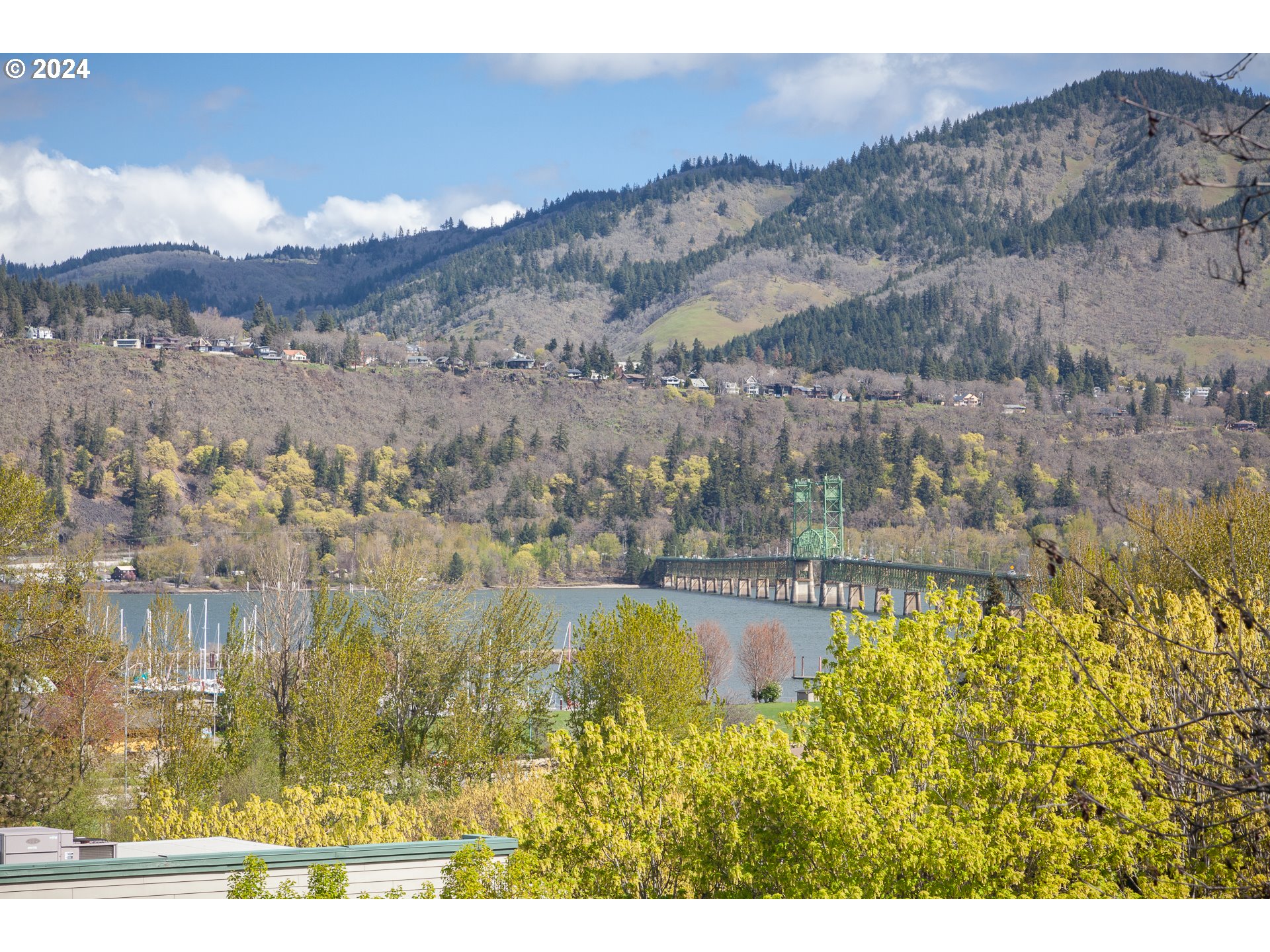 1 State Street Hood River, OR 97031 - Photo 4 of 47 a view of lake and mountain