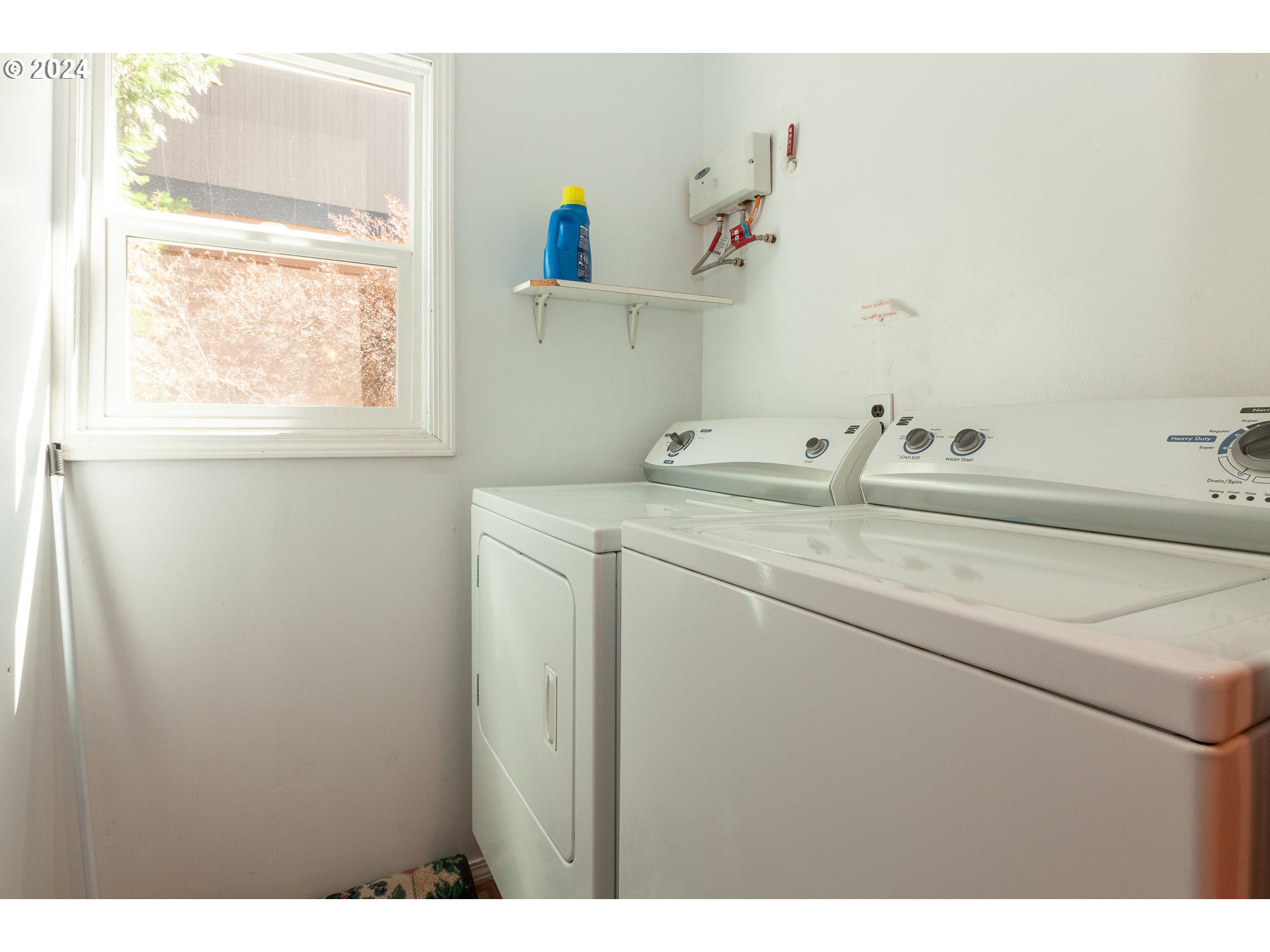 1 State Street Hood River, OR 97031 - Photo 41 of 47 a utility room with dryer and washer