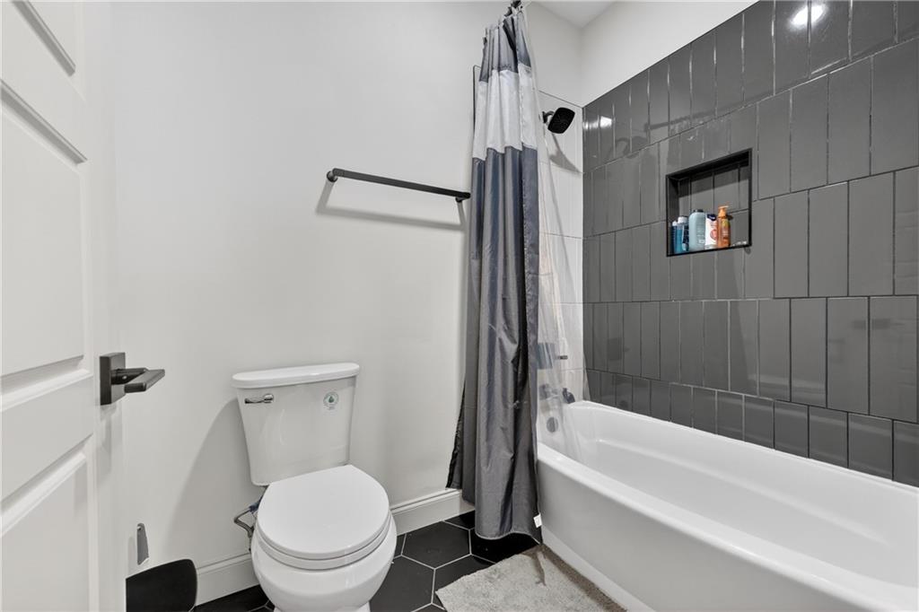 4726 Crestview Way Flowery Branch, GA 30542 - Photo 30 of 48 a bathroom with a toilet and a bathtub
